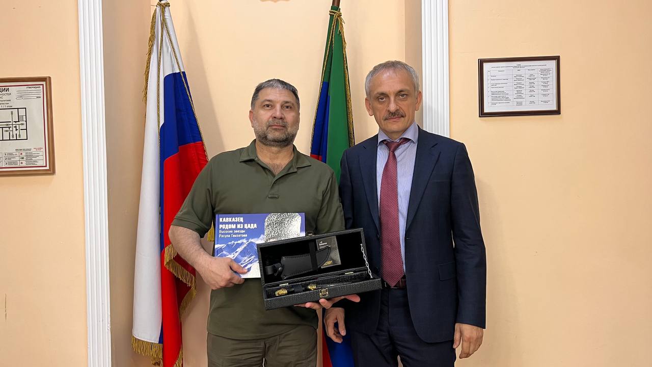 Глава Миннаца Дагестана Энрик Муслимов встретился с участником СВО