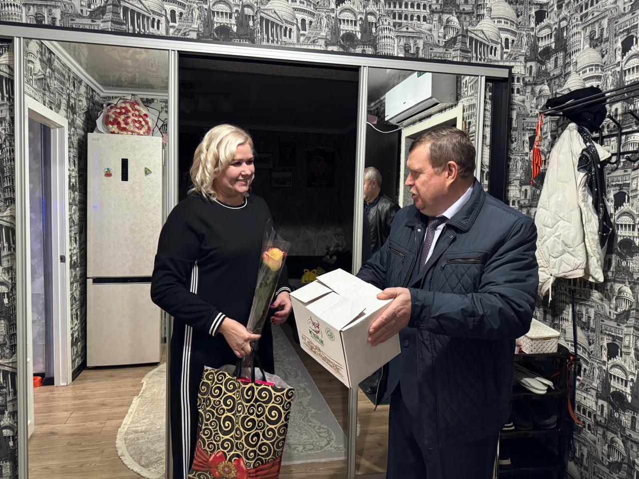 В преддверии Дня матери мэр Кизляра навестил родителей Героев СВО