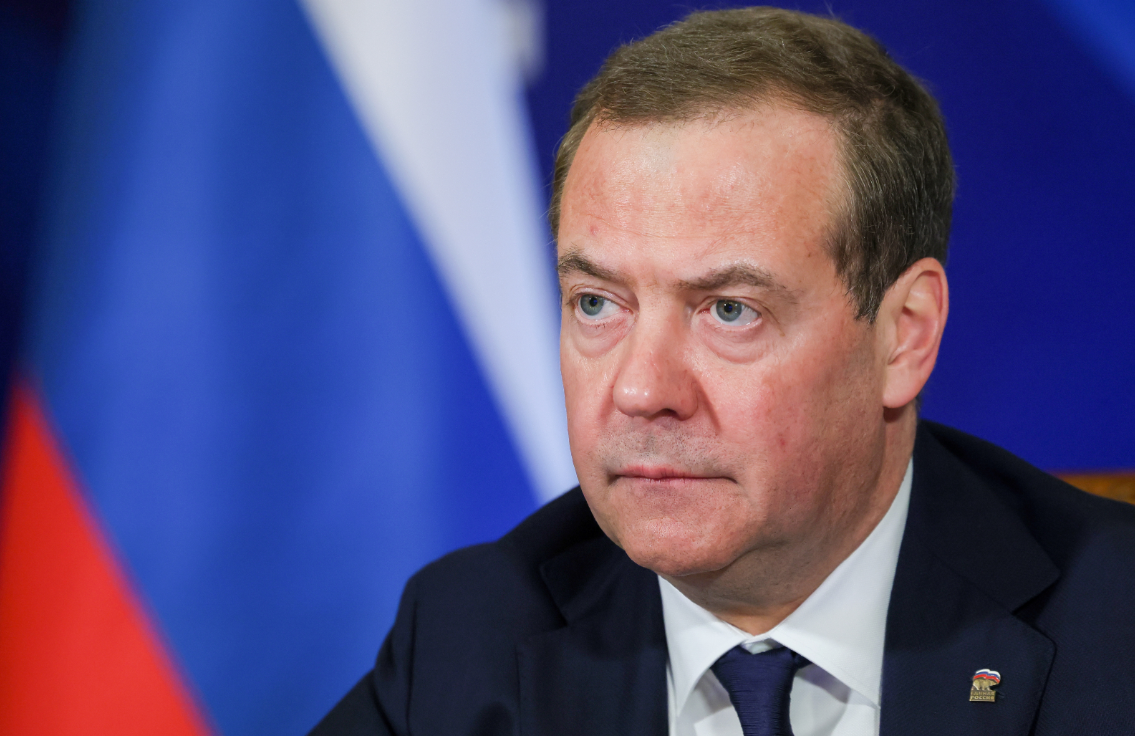 Медведев назвал пафосной чушью заявление Трампа о победе США в ВОВ