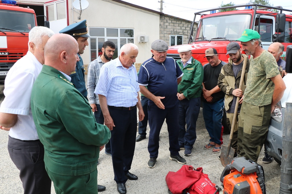 Готовность экстренных служб к пожароопасному периоду проверили в Казбековском районе