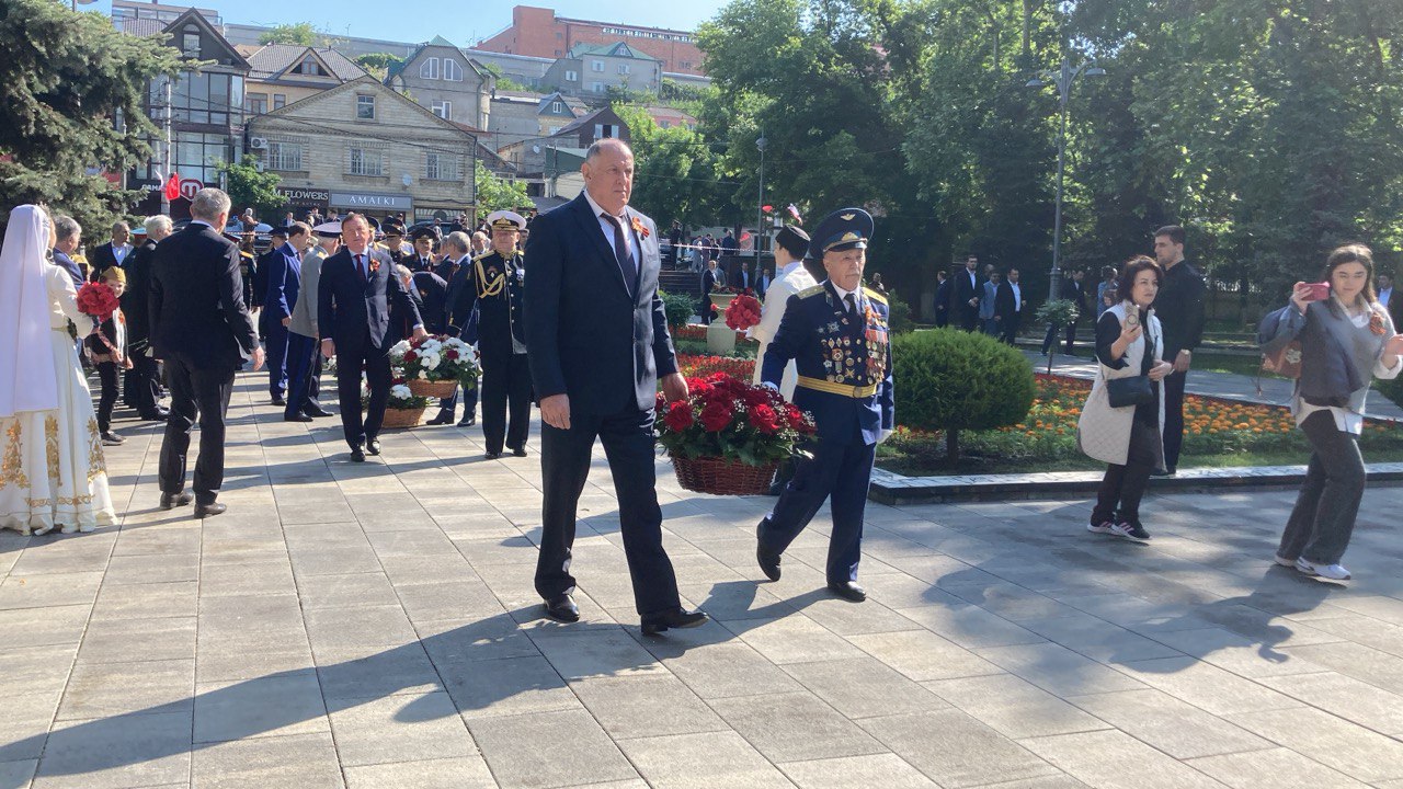К Вечному огню у памятника Воину-освободителю возложили цветы в День Победы