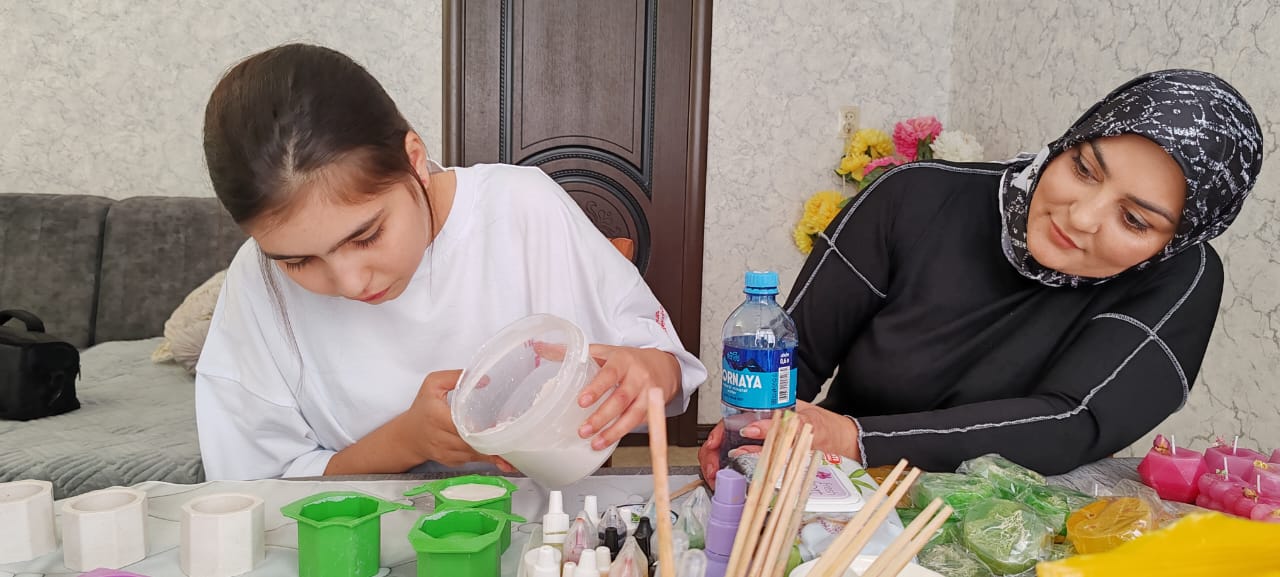 Девочка, наполняющая окопы ароматами цветов