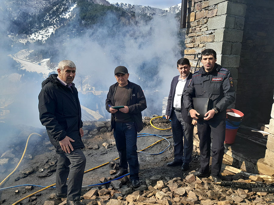 Руководство Цунтинского района побывало на месте пожара в селе Зехида