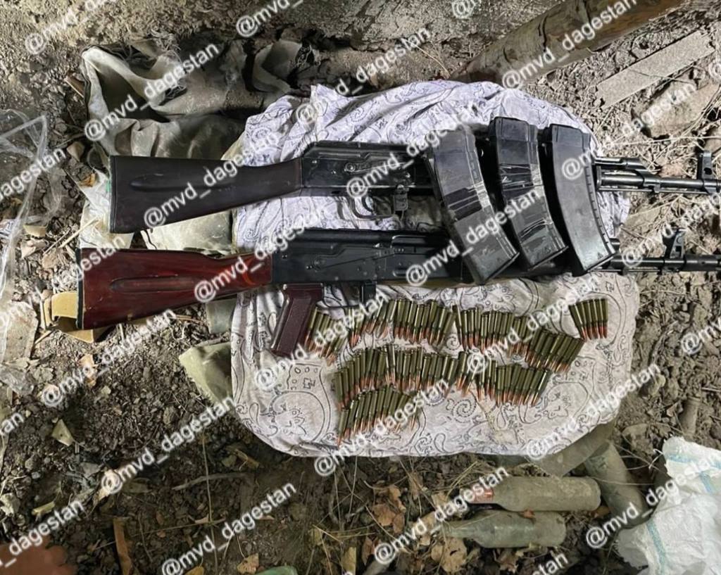 Два дагестанца сдали в полицию арсенал оружия