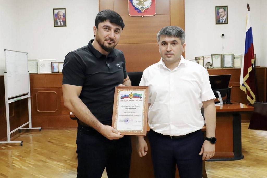 Магомед Курбанов вручил Аслану Гюльмагомедову благодарственное письмо за спасение утопающих