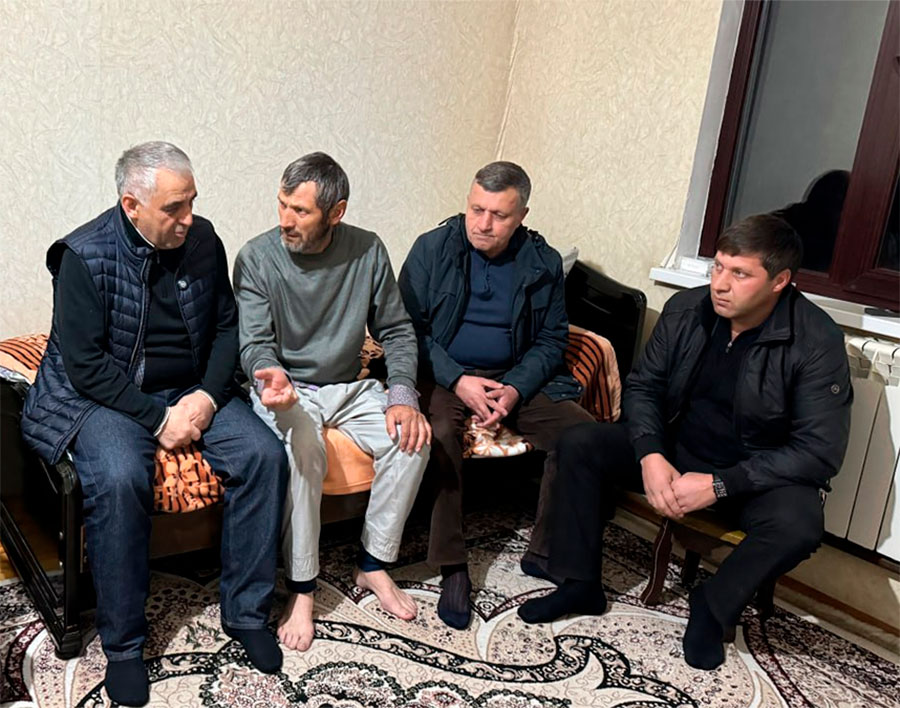 Глава Цунтинского района встретился с семьей погорельцев села Хутрах