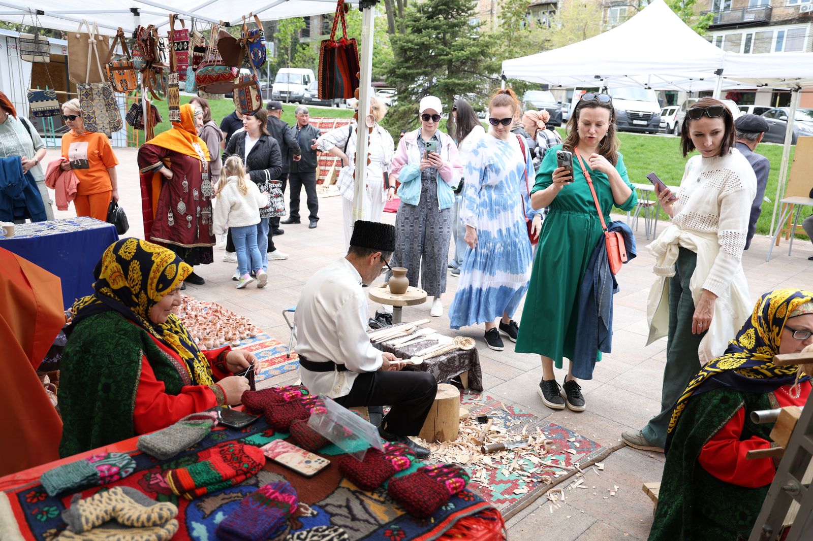 В Махачкале развернулась выставка мастеров народных промыслов и ремесел