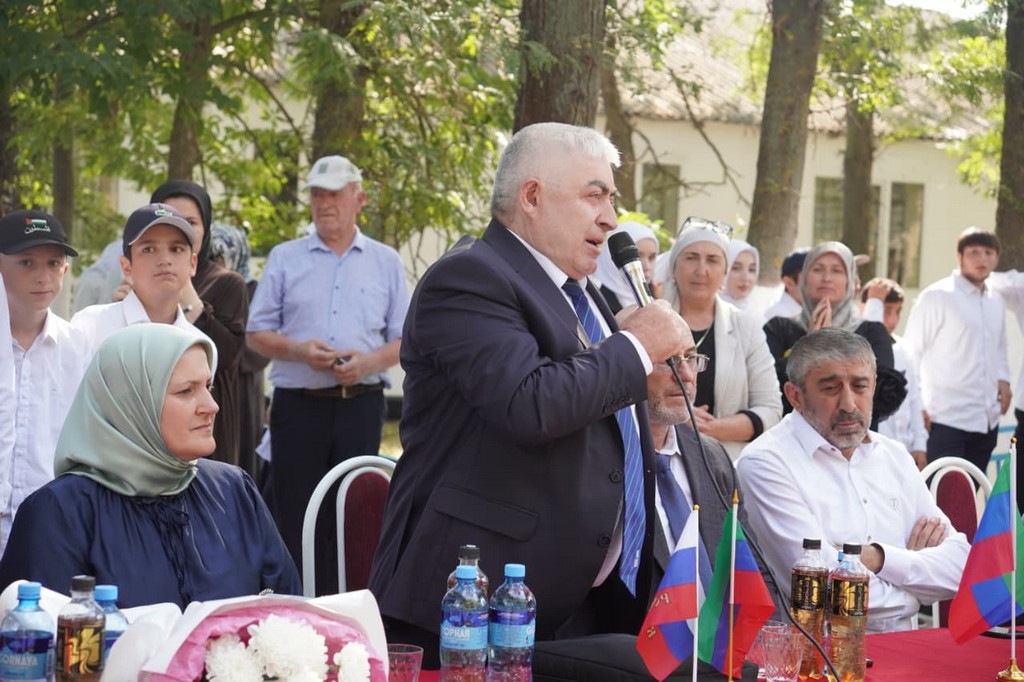 Глава Ахвахского района принял участие в торжественной линейке в Камышкутанской гимназии