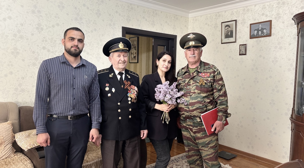 Активисты «Единой России» в Дербенте посетили ветерана тыла в преддверии праздников