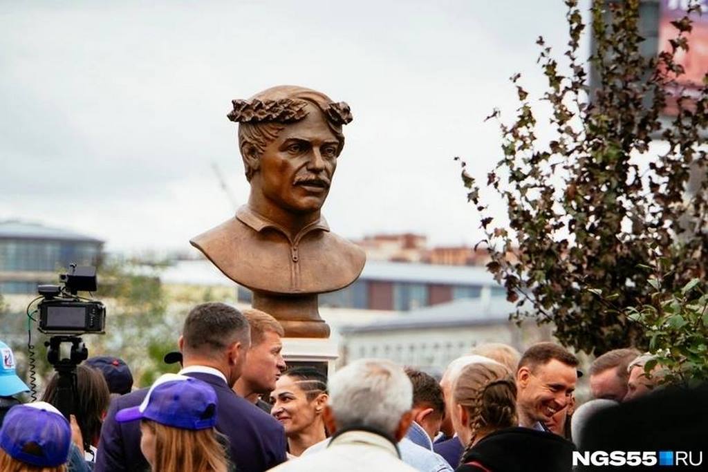 Дагестанскому борцу поставили бюст в Омске