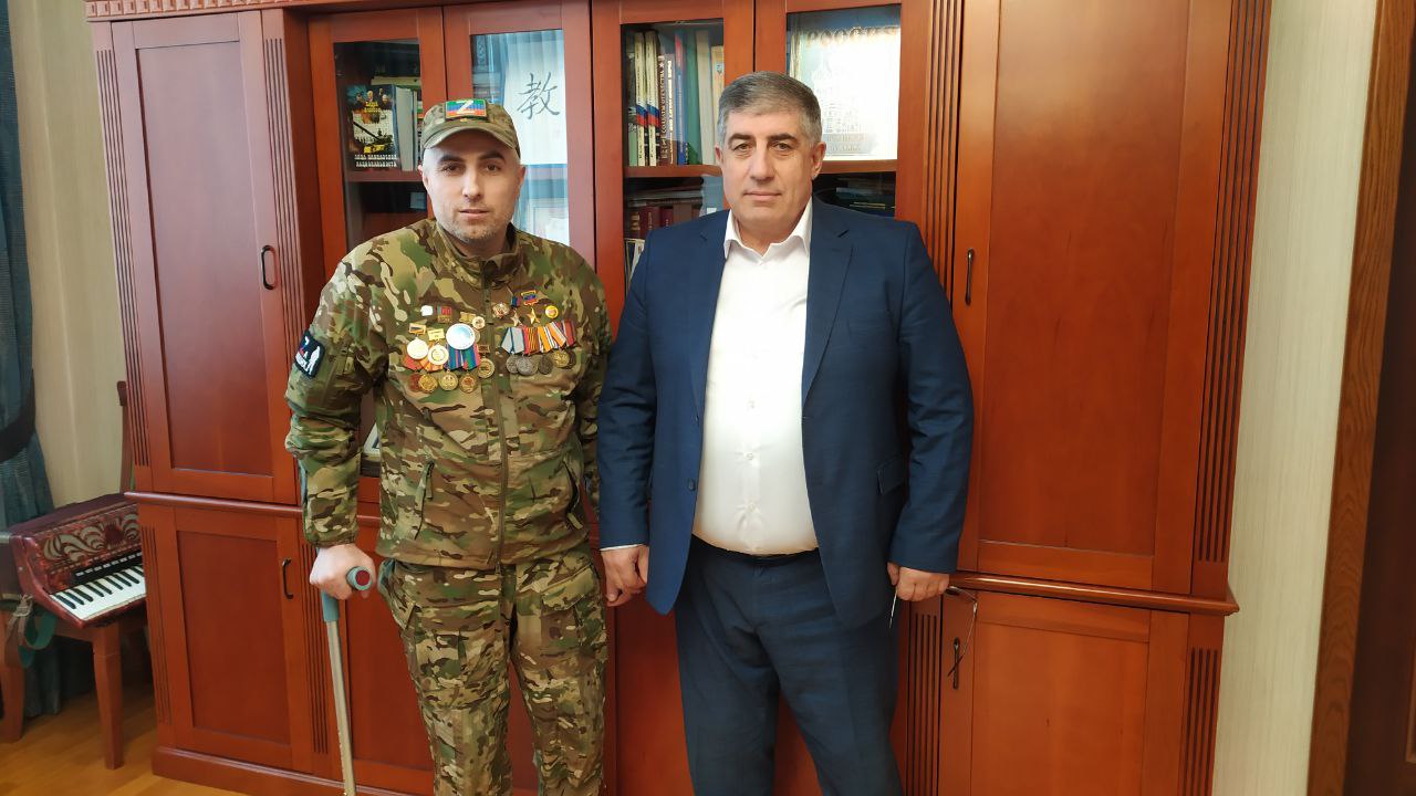 Ректор ДГПУ Нариман Асваров встретился с участником СВО Магомедом Гусейхановым