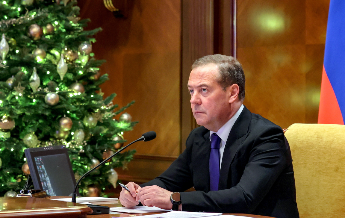 Медведев: после гибридной войны против РФ Москве надо будет "наказать Европу"