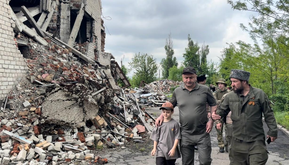 Герои тыла – семилетний волонтер и его отец – отмечают день рождения