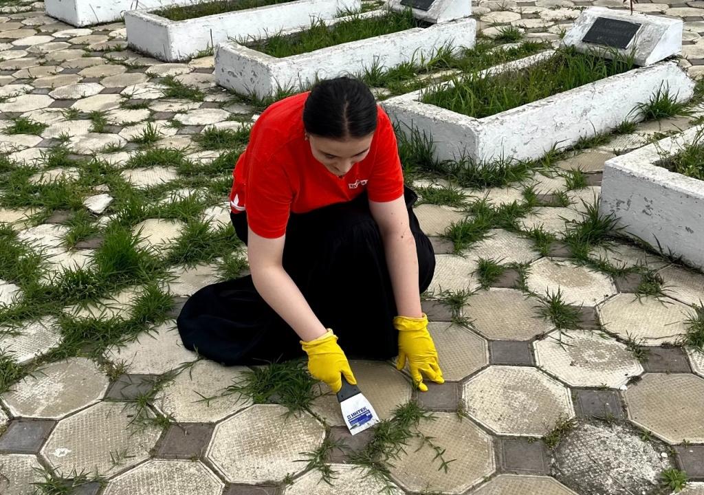 В Хасавюрте «Единая Россия» провела субботник по благоустройству братских могил