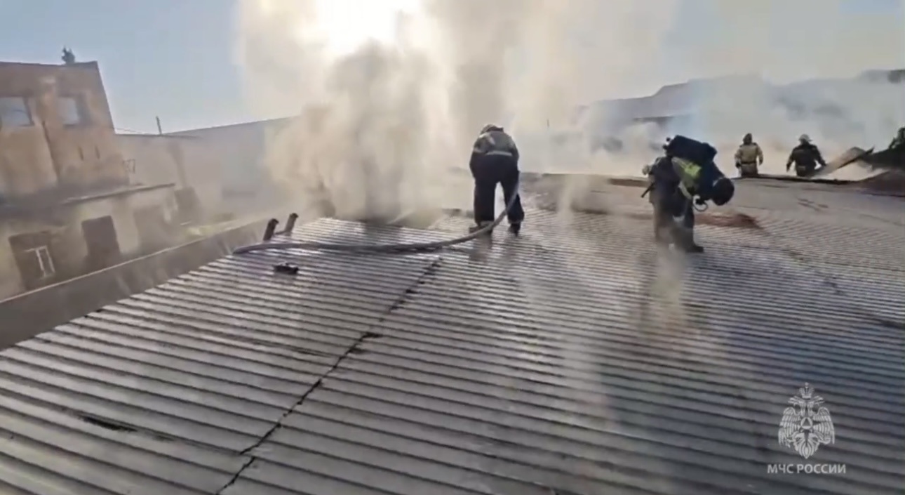 Кровля заброшенного цеха сгорела в Каспийске