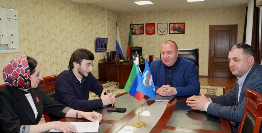 Руководство Хасавюртовского района поздравило победителя Всероссийской муниципальной премии «Служение»