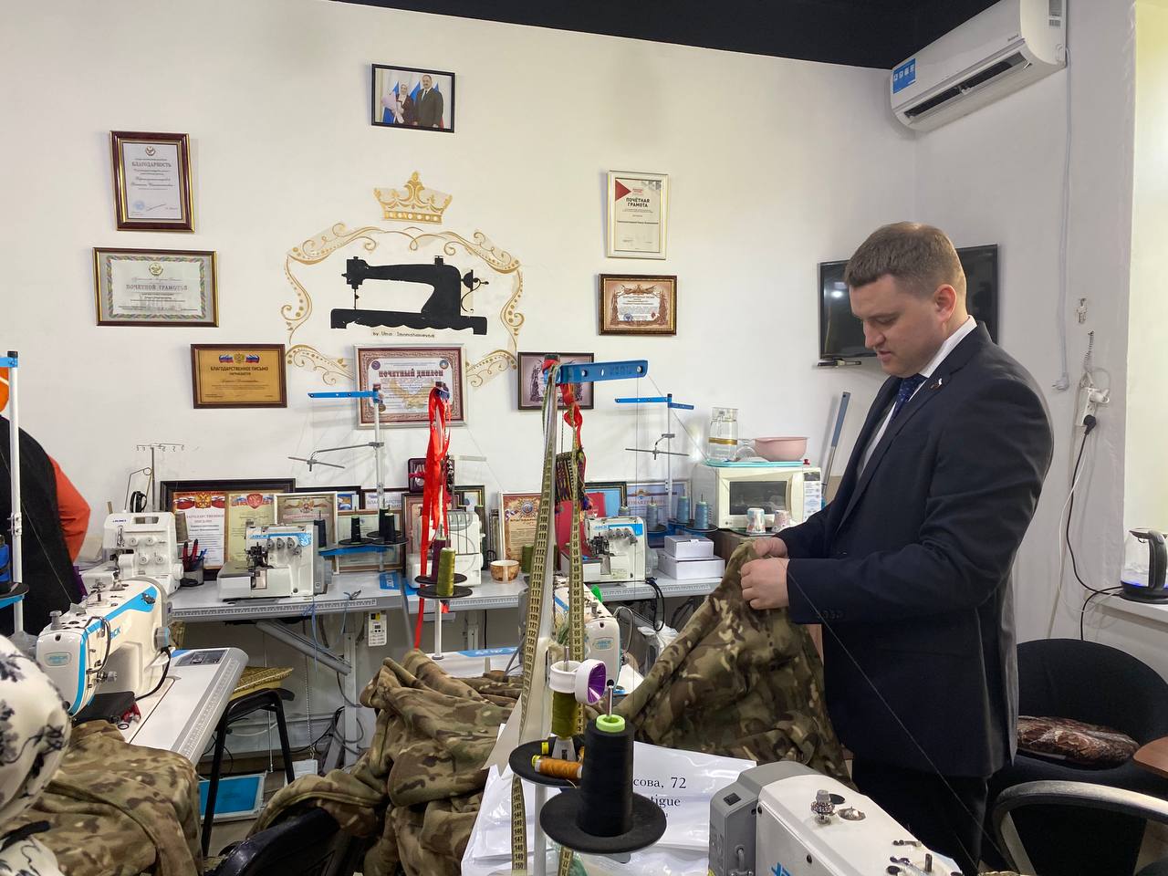 Артем Бичаев посетил мастерскую владелицы ателье Умижат Хириясулмагомедовой