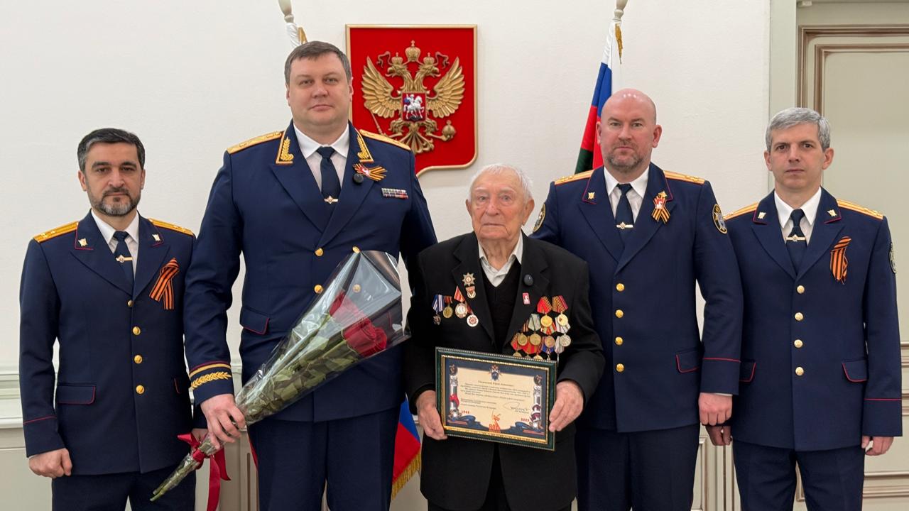 Следователи поздравили ветерана Великой Отечественной войны Юрия Петрухина с наступающим Днем Победы
