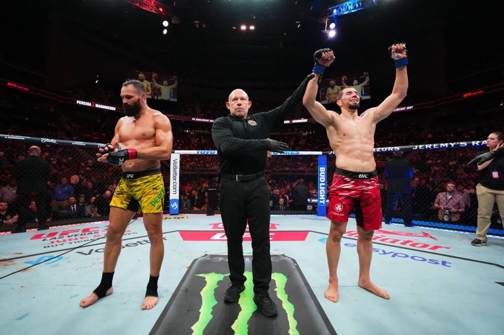 Абусупьян Магомедов одержал третью подряд победу в UFC