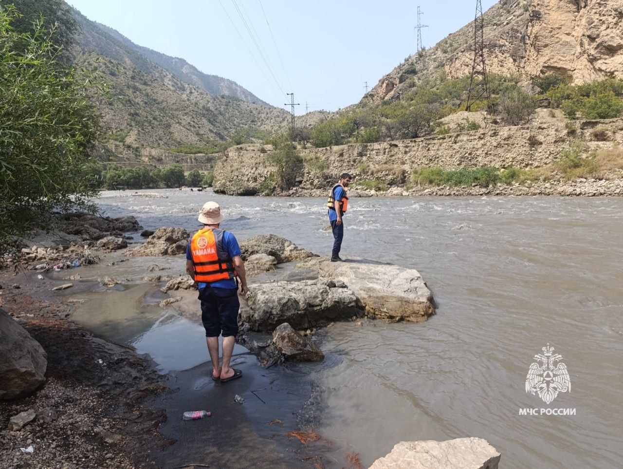 Спасатели продолжают поиски мужчины, упавшего с моста в реку Андийское Койсу
