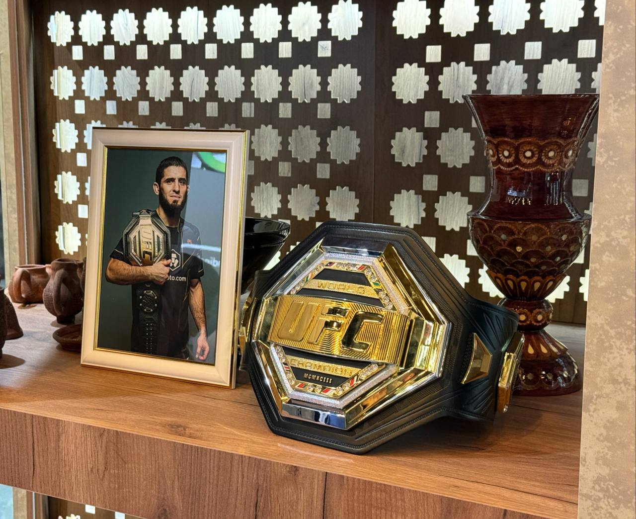 Пояс Ислама Махачева представлен на Кавказском инвестиционном форуме