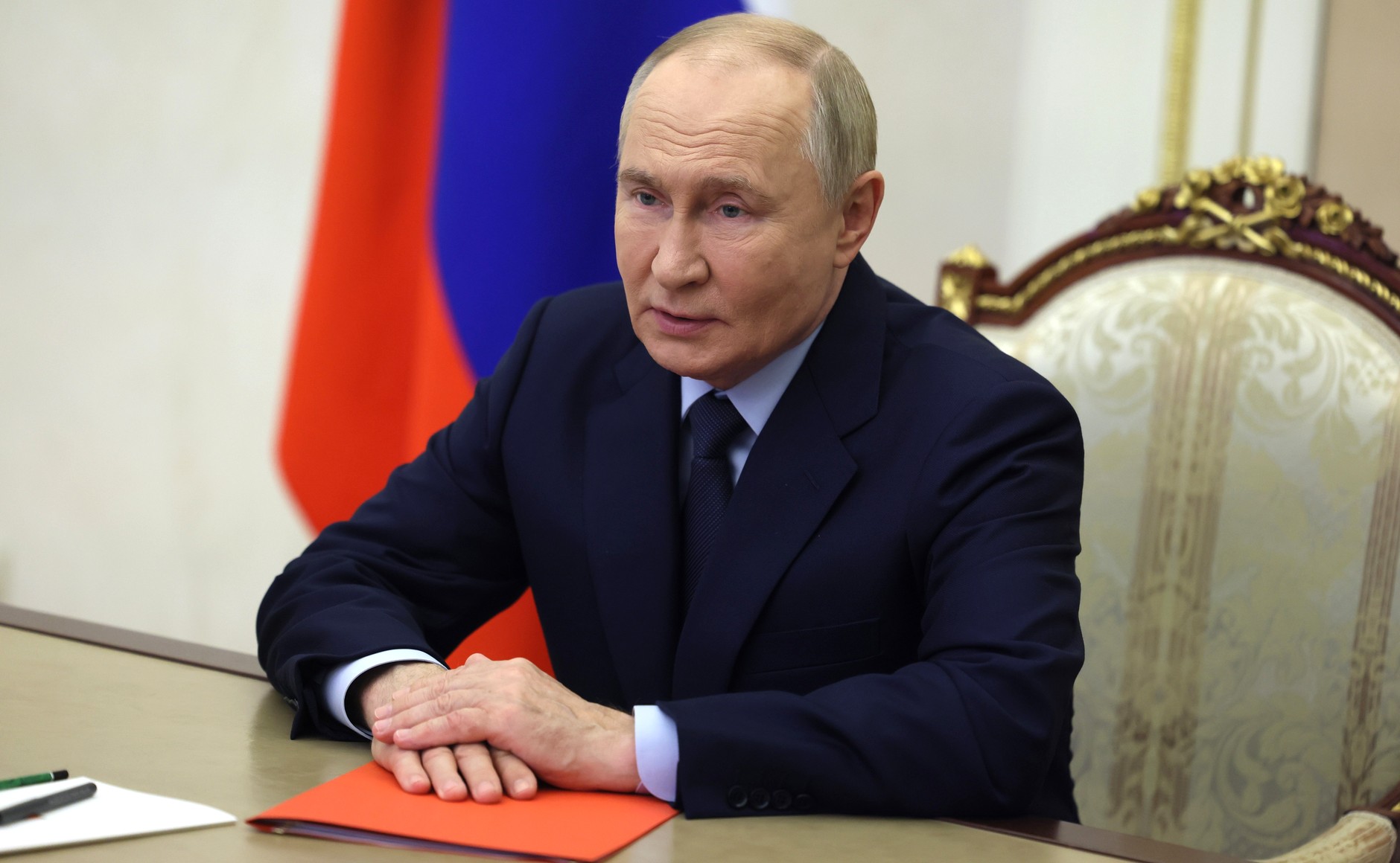 Спикер парламента Дагестана поздравил Владимира Путина с днем рождения