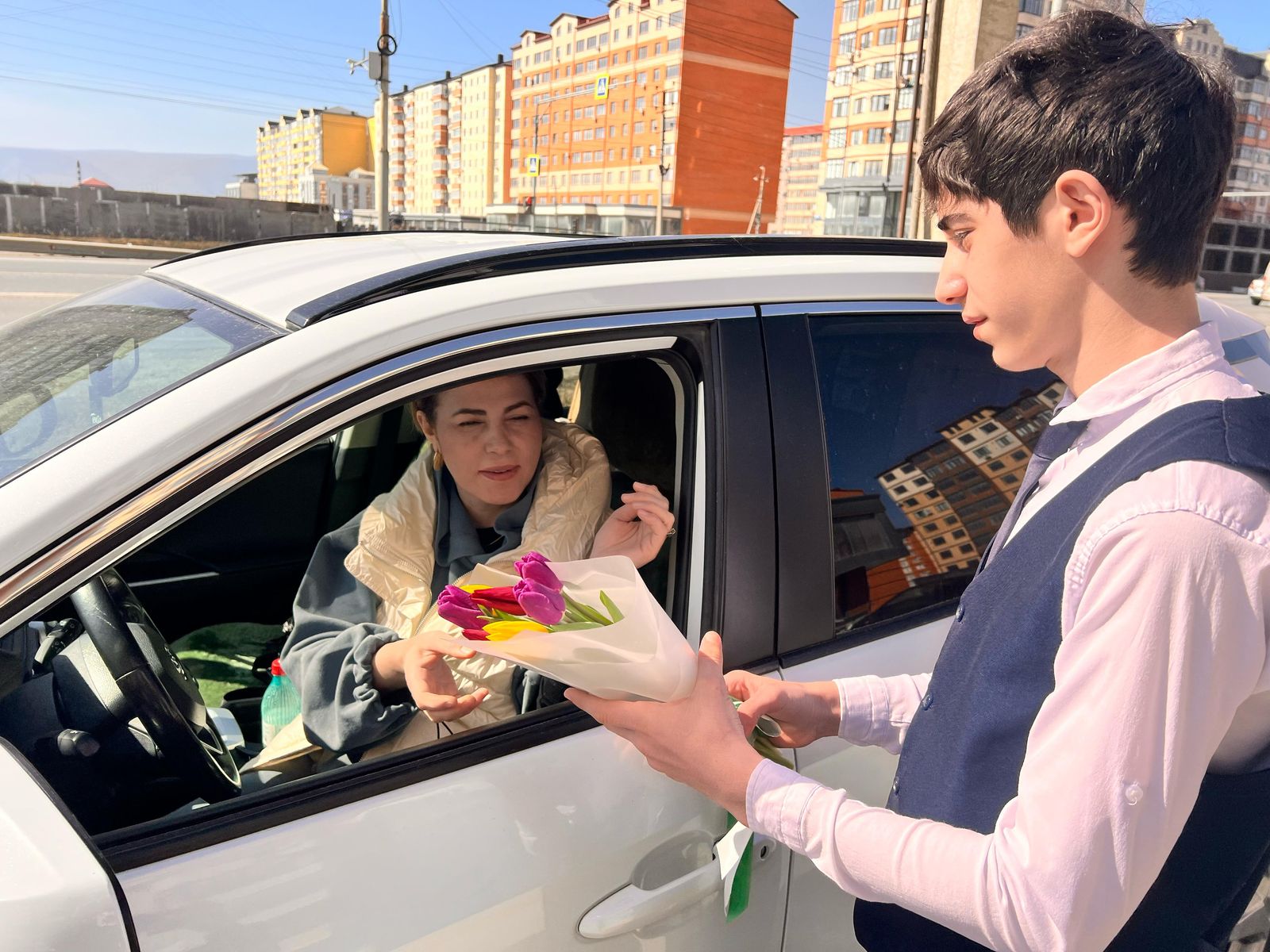 В Дагестане детишки поздравили автоледи с 8 марта