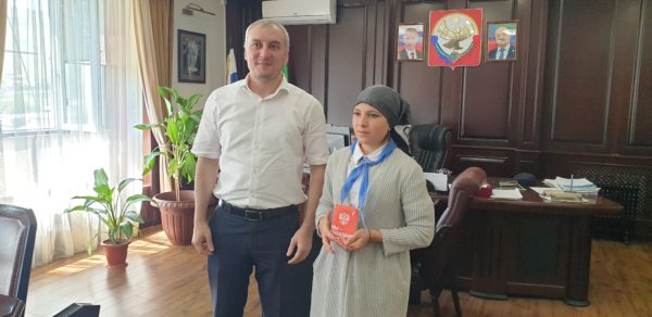 Абдуразак Джамалутдинов вручил первые паспорта юным жителям Хунзахского района