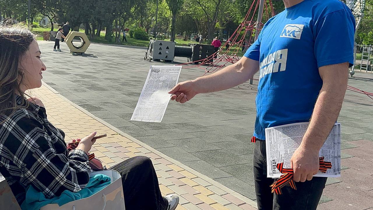 Молодогвардейцы Дагестана раздали георгиевские ленточки жителям республики