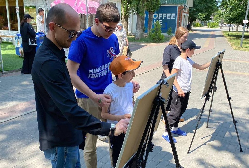 Молодогвардейцы Дагестана провели патриотические акции ко Дню России