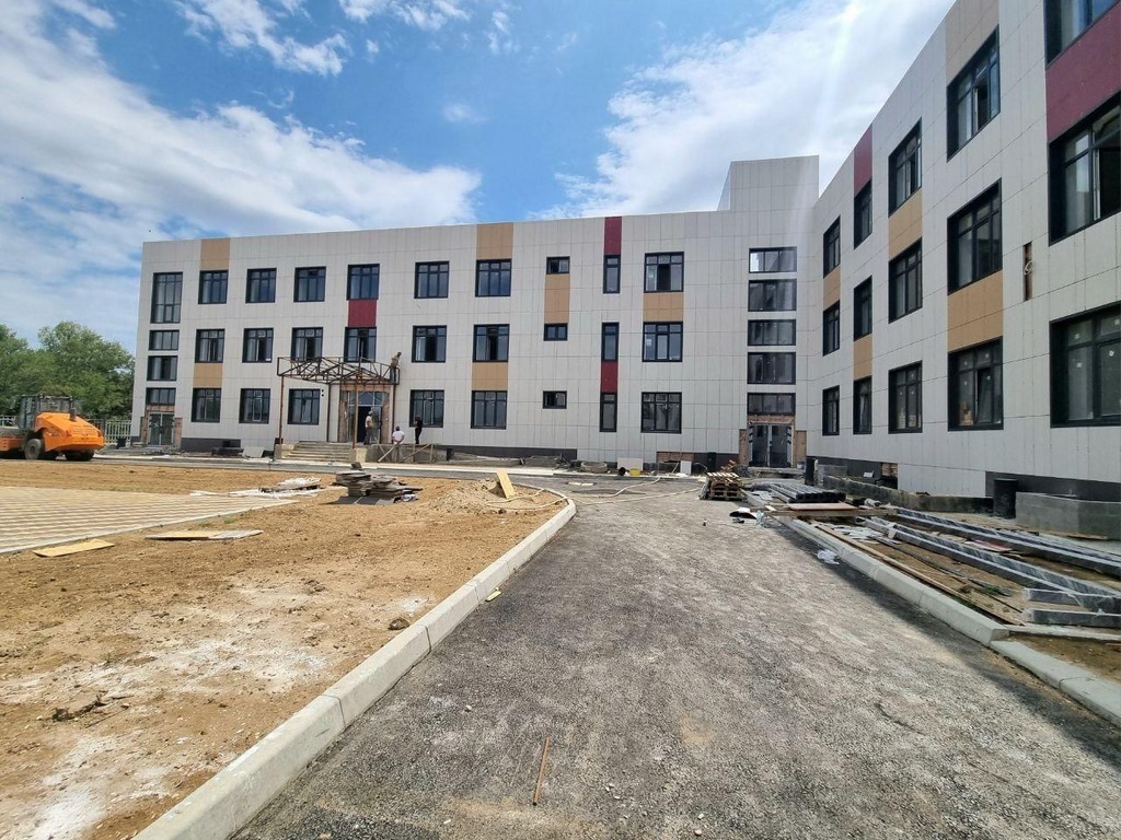 Депутаты-единороссы проверили ход строительства новой школы в поселке Шамхале