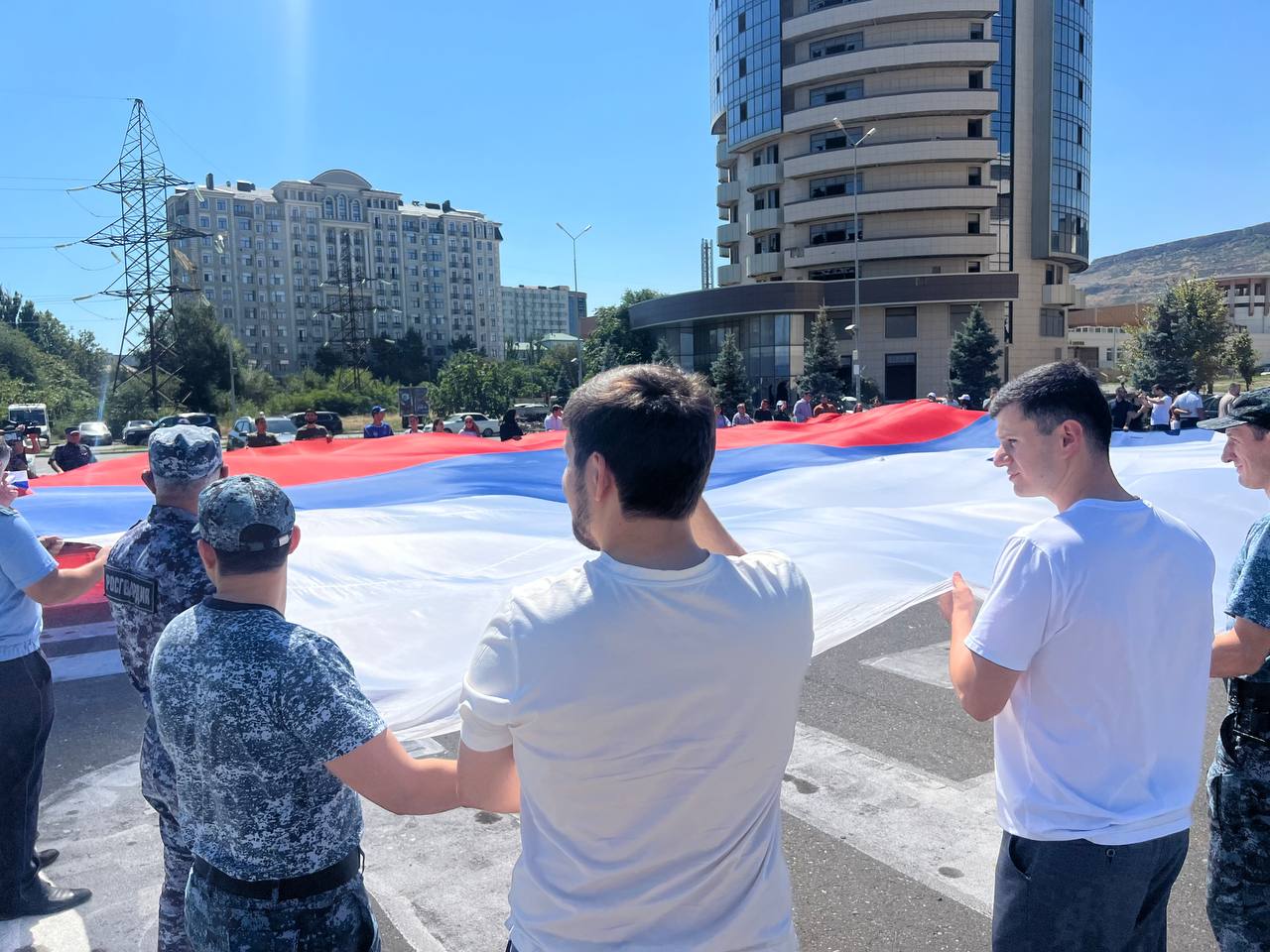 В Махачкале прошло разворачивание флага Российской Федерации