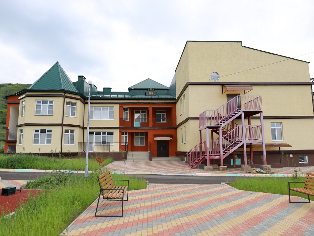 Единороссы проверили ход строительства детсада в Лакском районе