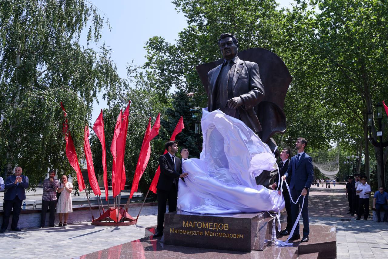 Памятник почетному Председателю Госсовета РД Магомедали Магомедову открыли в Махачкале