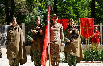 Нет в России семьи такой, где б не памятен был свой герой