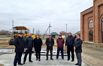 Депутаты-единороссы проверили благоустройство сквера в Махачкале