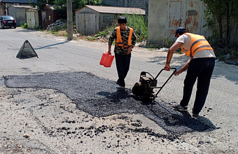 В Хасавюрте продолжаются работы по ямочному ремонту дорог