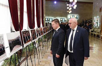 В Махачкале открылась фотовыставка к 30-летию Народного Собрания Дагестана