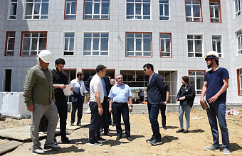 Юрий Левицкий посетил строящуюся школу в Махачкале
