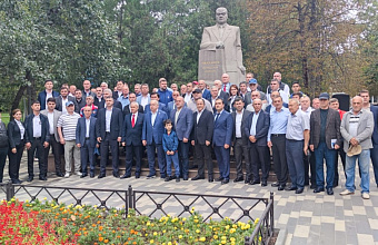 Участники боксерского турнира возложили цветы к памятнику Магомед-Саламу Умаханову