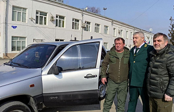 Глава Карабудахкентского района вручил машину бойцам СВО