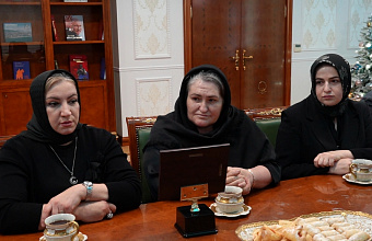 Джамбулат Салавов провел встречу с семьями военнослужащих, погибших в ходе СВО