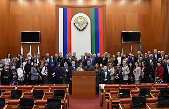 В парламенте Дагестана поздравили женщин с 8 Марта