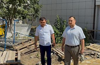 Депутат Осман Булатов оказал поддержку по озеленению территории памятника Абдулхакиму Исмаилову в школе №28 Махачкалы