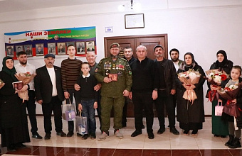 Глава Казбековского района передал госнаграды родным погибших участников СВО