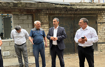 Проблемные вопросы в сфере ЖКХ обсудили с жильцами дома по улице Дахадаева