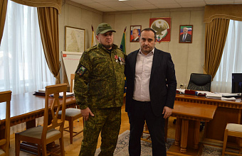 Глава Каякентского района вручил орден Мужества земляку-герою