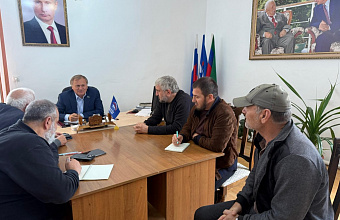 Депутат Мухтарпаша Умаханов провел выездной прием граждан в Казбековском районе