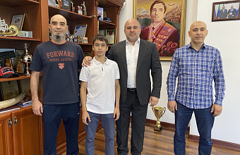 Сажид Сажидов поздравил спортсмена Ахмада Амилова с победой на Первенстве мира по муайтай