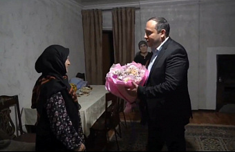 Глава Каякентского района поздравил вдов ветеранов ВОВ и вручил им денежные сертификаты